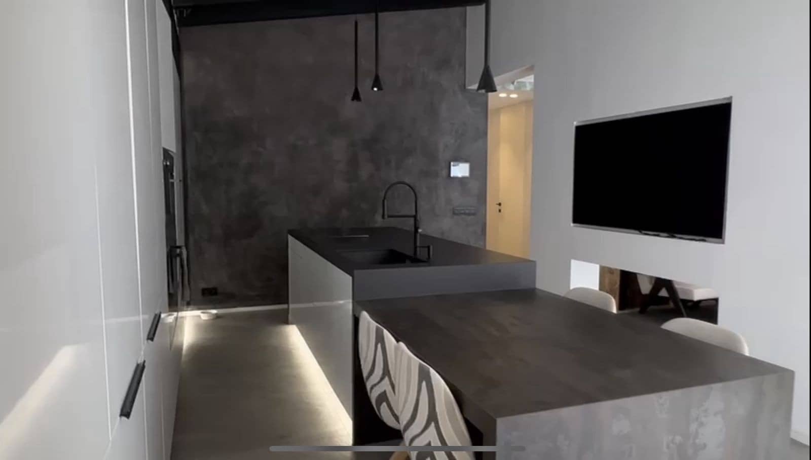 4 bedroom Villa for sale in Nueva Andalucia with pool garage - € 1,595,000 (Ref: 9695088)