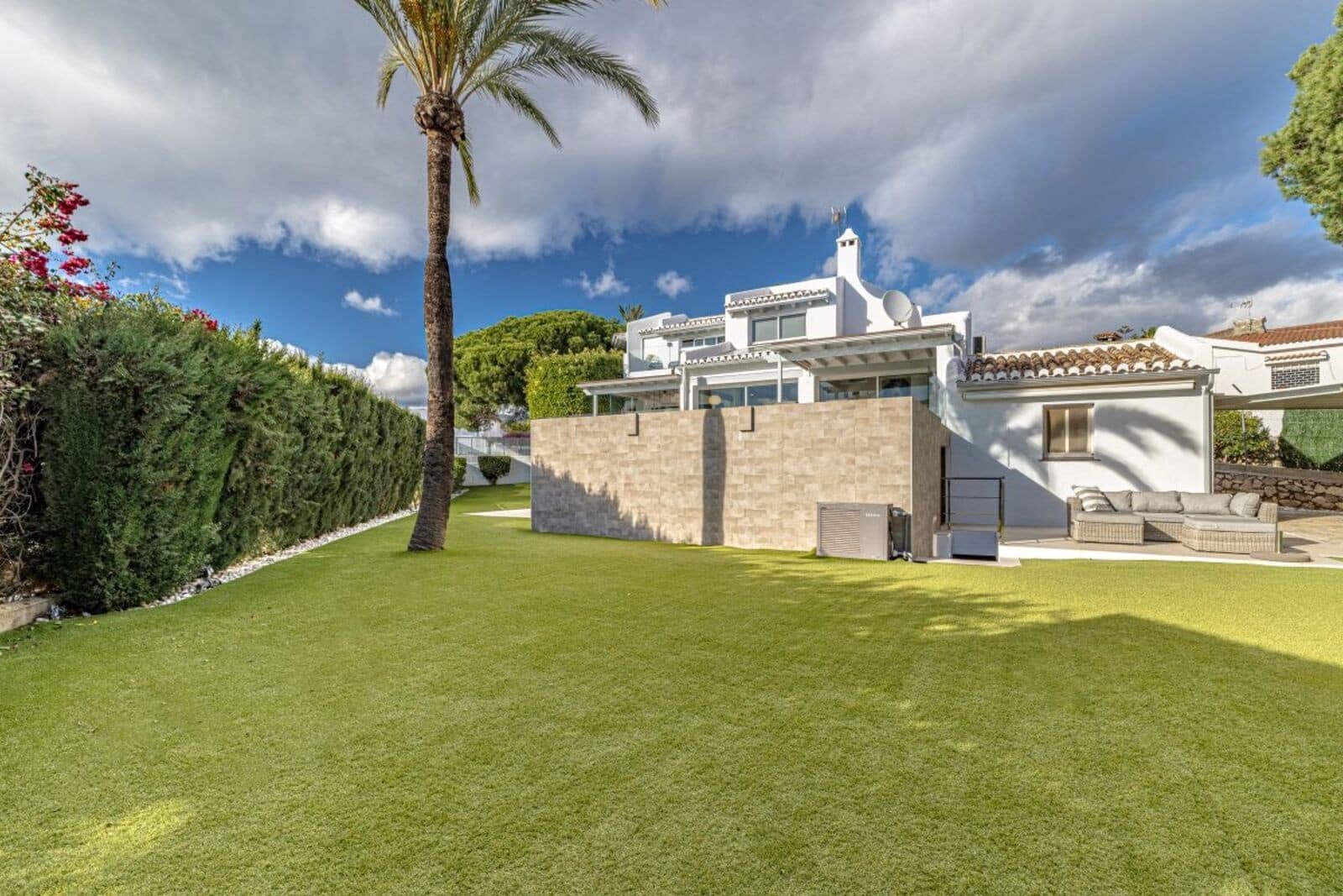 5 bedroom Villa for sale in Marbella with pool garage - € 2,495,000 (Ref: 9695089)