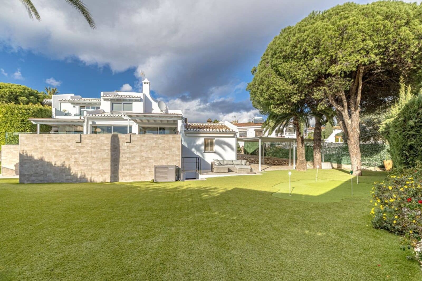 5 bedroom Villa for sale in Marbella with pool garage - € 2,495,000 (Ref: 9695089)