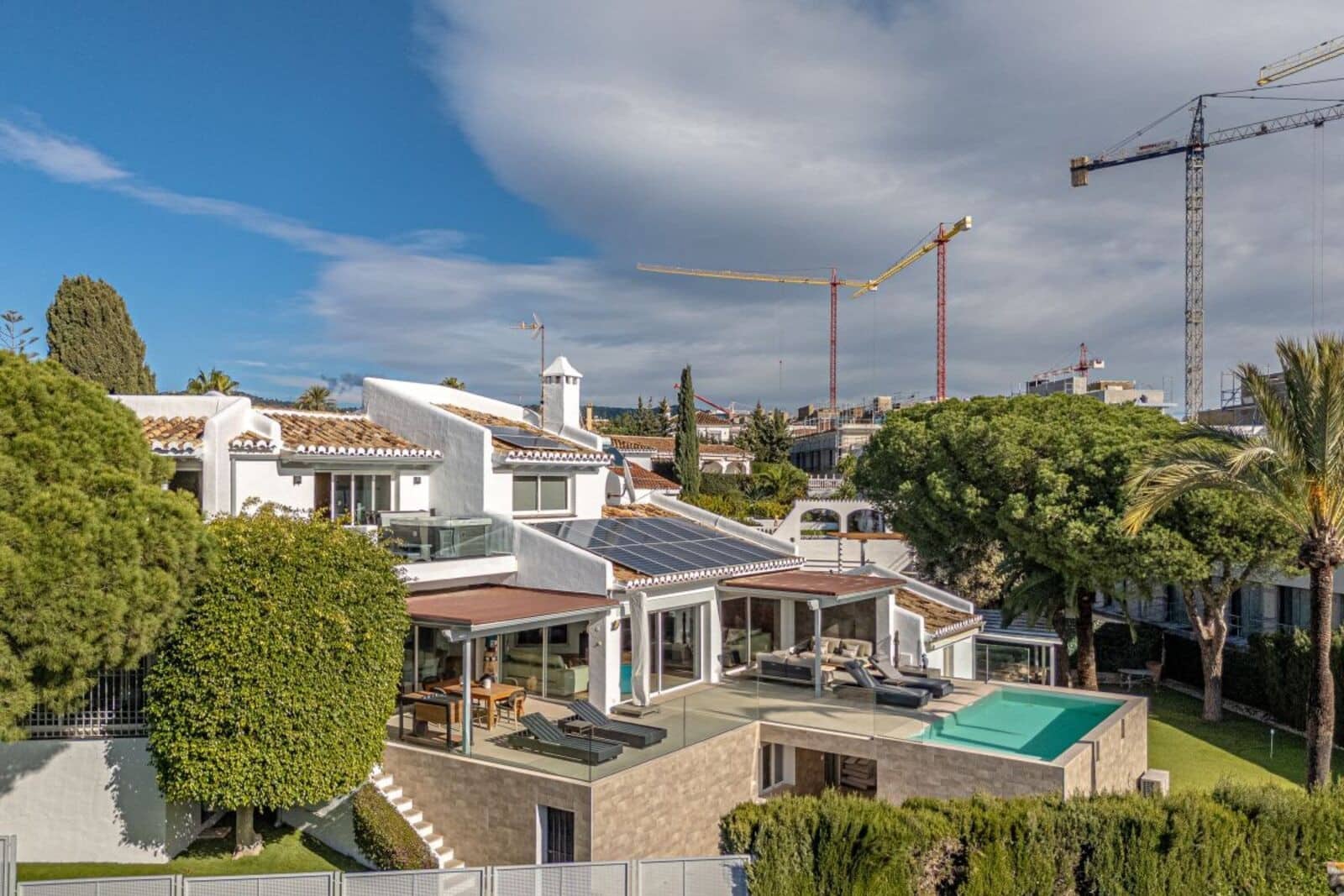 5 bedroom Villa for sale in Marbella with pool garage - € 2,495,000 (Ref: 9695089)