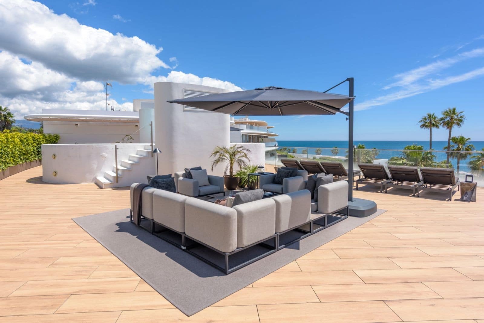 3 soverom Penthouse til salgs i Estepona med svømmebasseng garasje - € 2 650 000 (Ref: 9701423)
