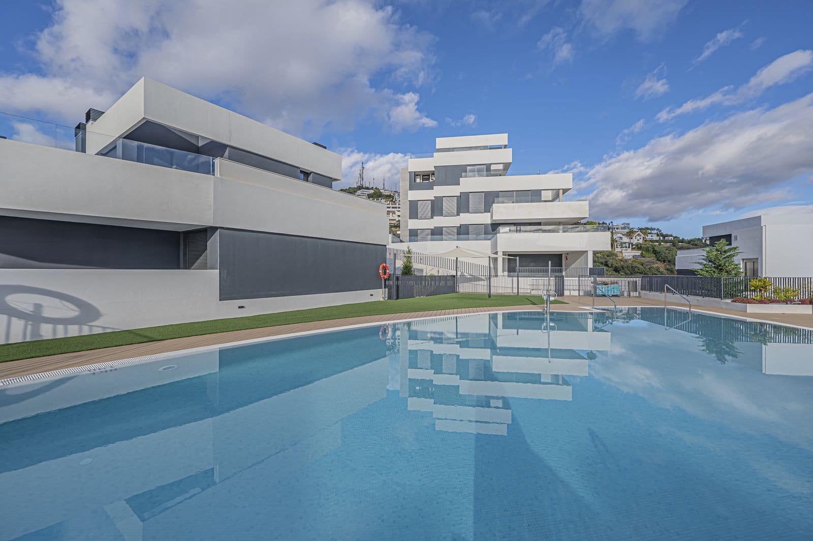 3 slaapkamer Appartement te koop in Marbella met zwembad garage - € 945.000 (Ref: 9701426)