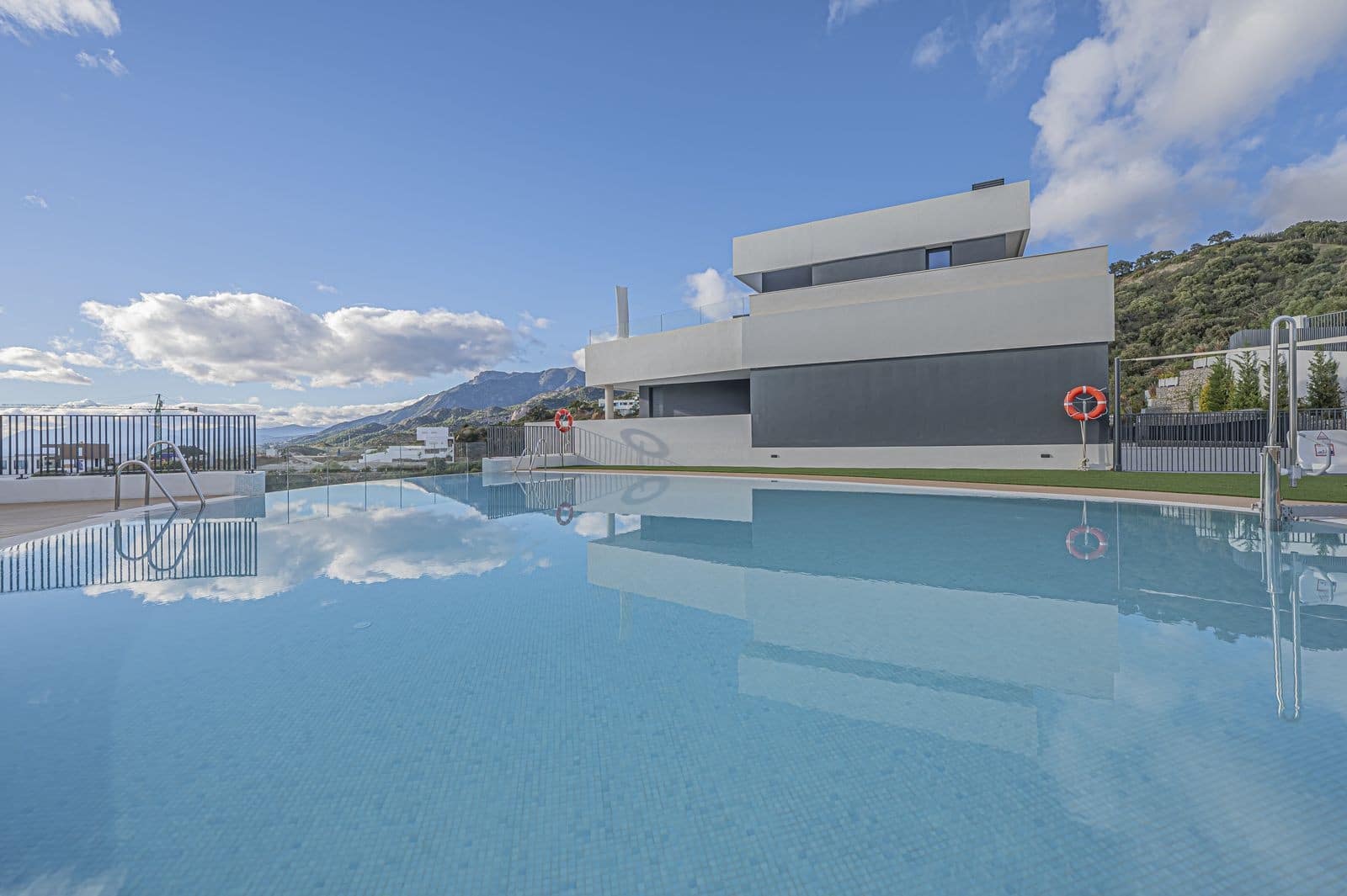 3 slaapkamer Appartement te koop in Marbella met zwembad garage - € 945.000 (Ref: 9701426)