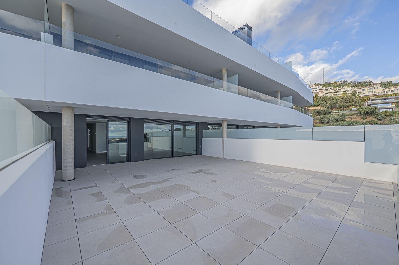 3 sypialnia Apartament na sprzedaż w Marbella z basenem garażem - 945 000 € (Ref: 9701426)