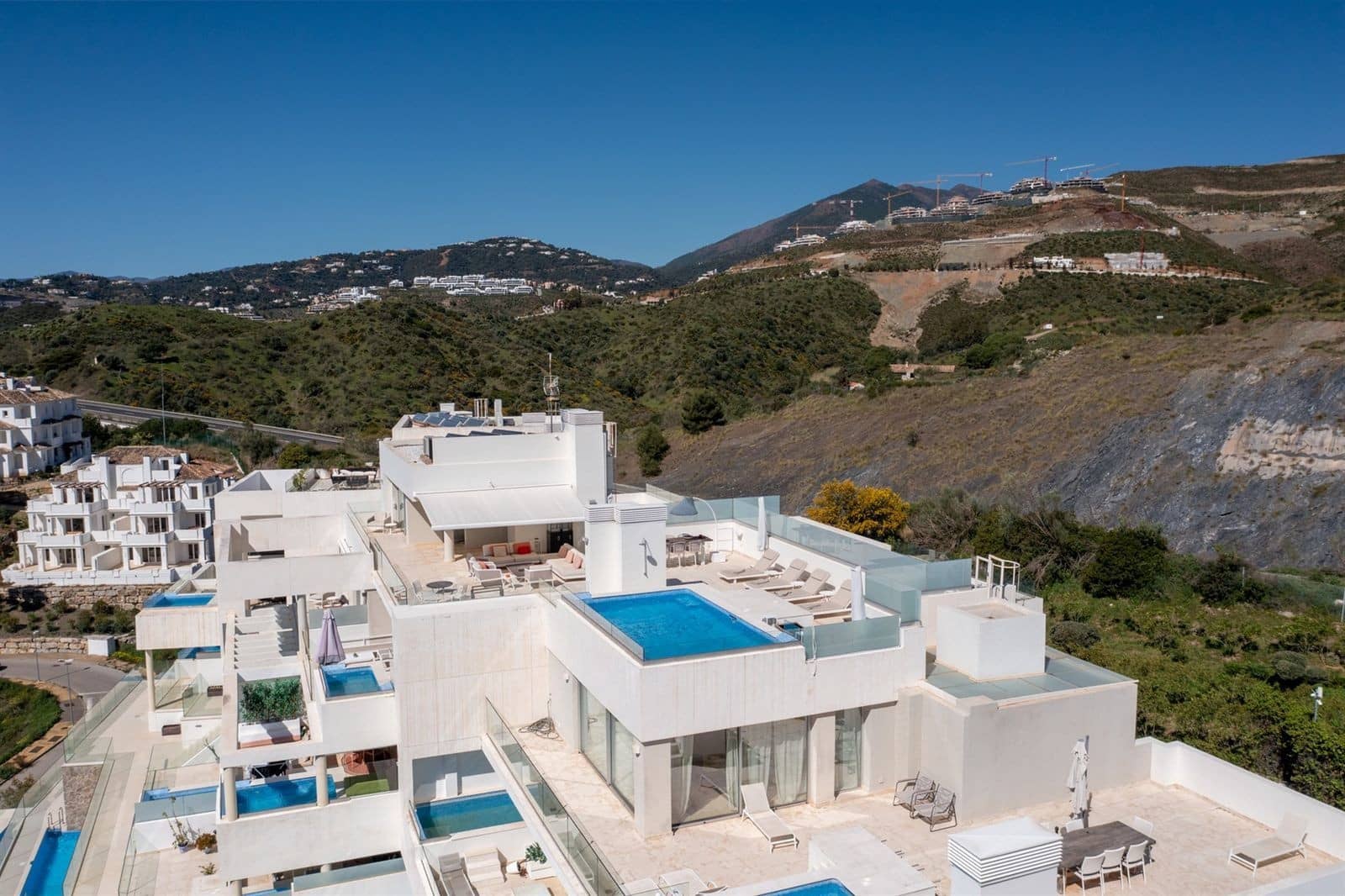 3 soveværelse Penthouse til salg i Nueva Andalucia med swimmingpool garage - € 1.950.000 (Ref: 9701428)