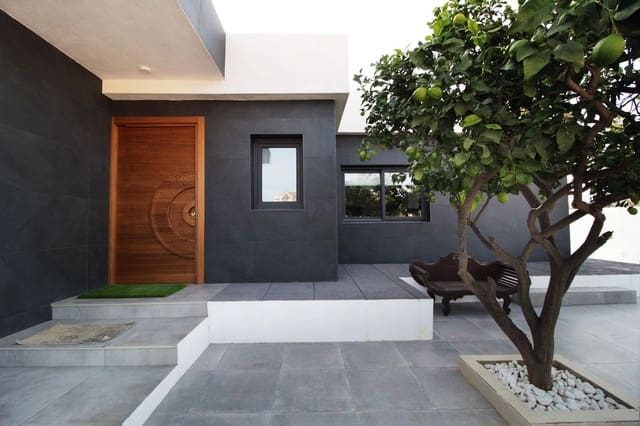 Chalet de 3 habitaciones en San Pedro de Alcantara, Marbella en venta con piscina garaje - 1.925.000 € (Ref: 9711202)