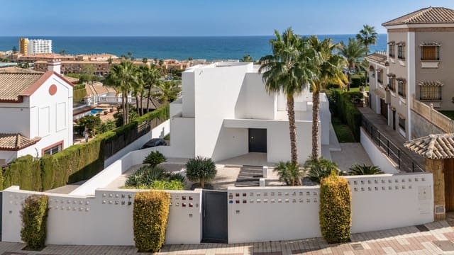 Chalet de 4 habitaciones en La Cala de Mijas, Mijas en venta con piscina garaje - 2.395.000 € (Ref: 9719717)