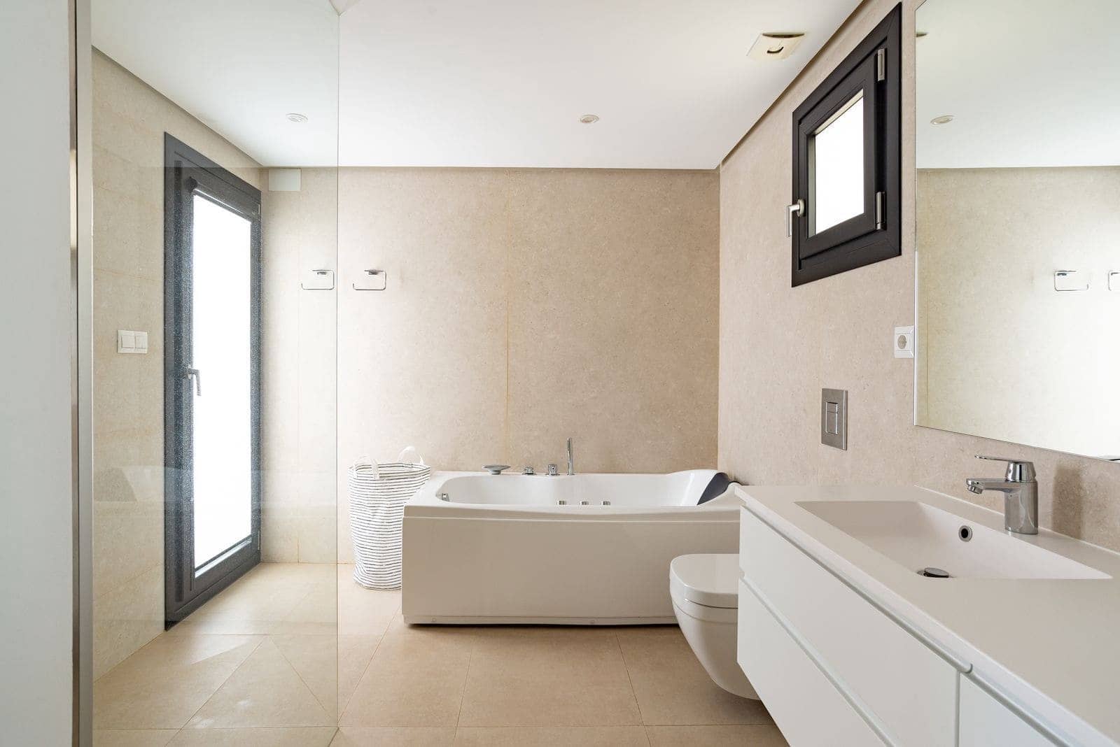 6 bedroom Villa for sale in La Cala de Mijas with pool garage - € 2,100,000 (Ref: 9721449)