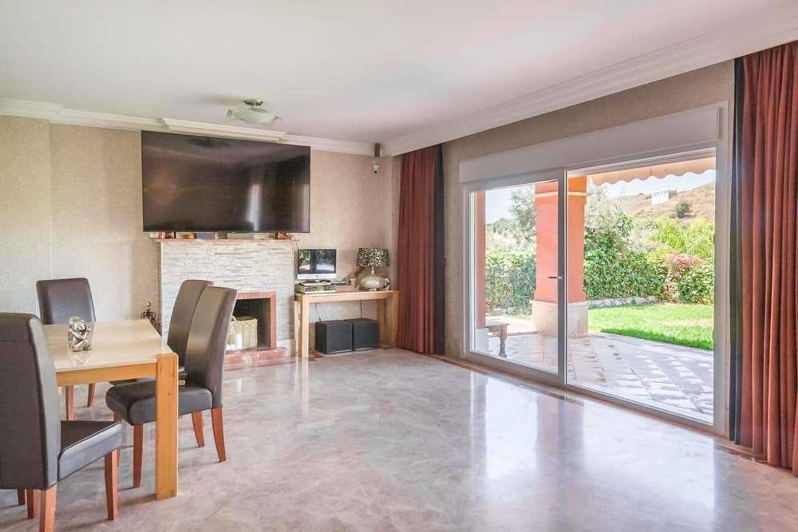 3 soverom Kjedet enebolig til salgs i Marbella med svømmebasseng garasje - € 1 000 000 (Ref: 9721451)