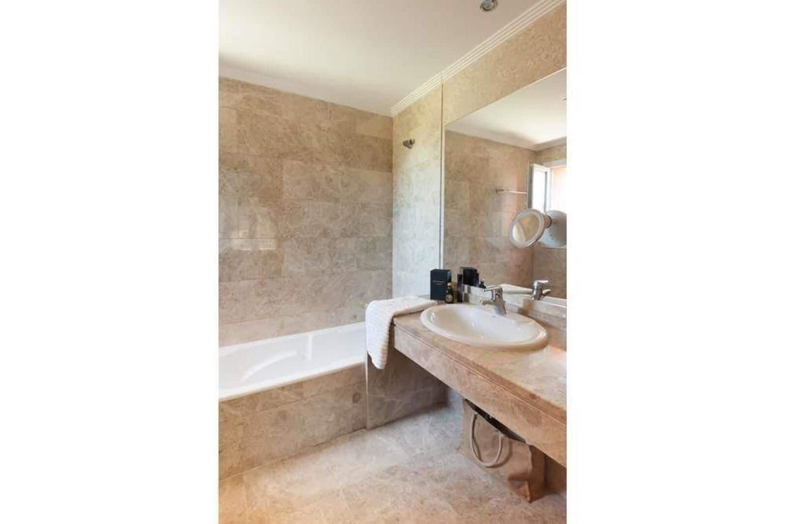 3 soverom Kjedet enebolig til salgs i Marbella med svømmebasseng garasje - € 1 000 000 (Ref: 9721451)