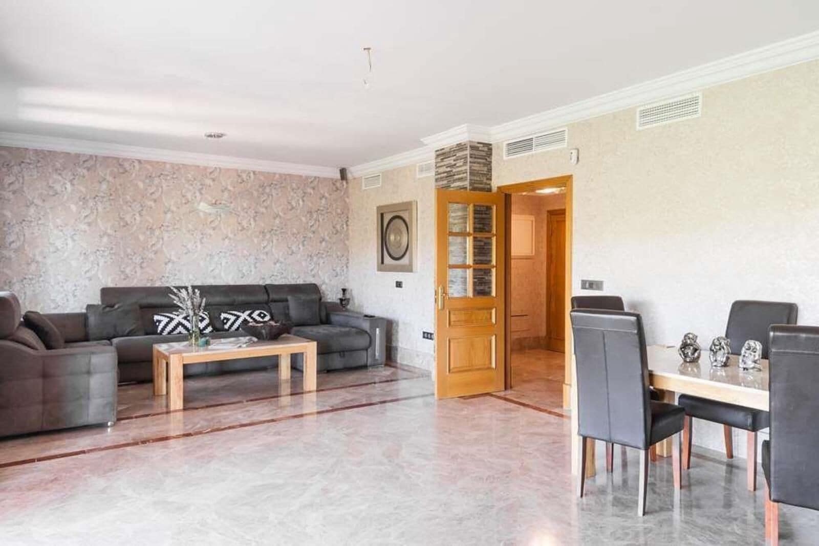 3 soverom Kjedet enebolig til salgs i Marbella med svømmebasseng garasje - € 1 000 000 (Ref: 9721451)