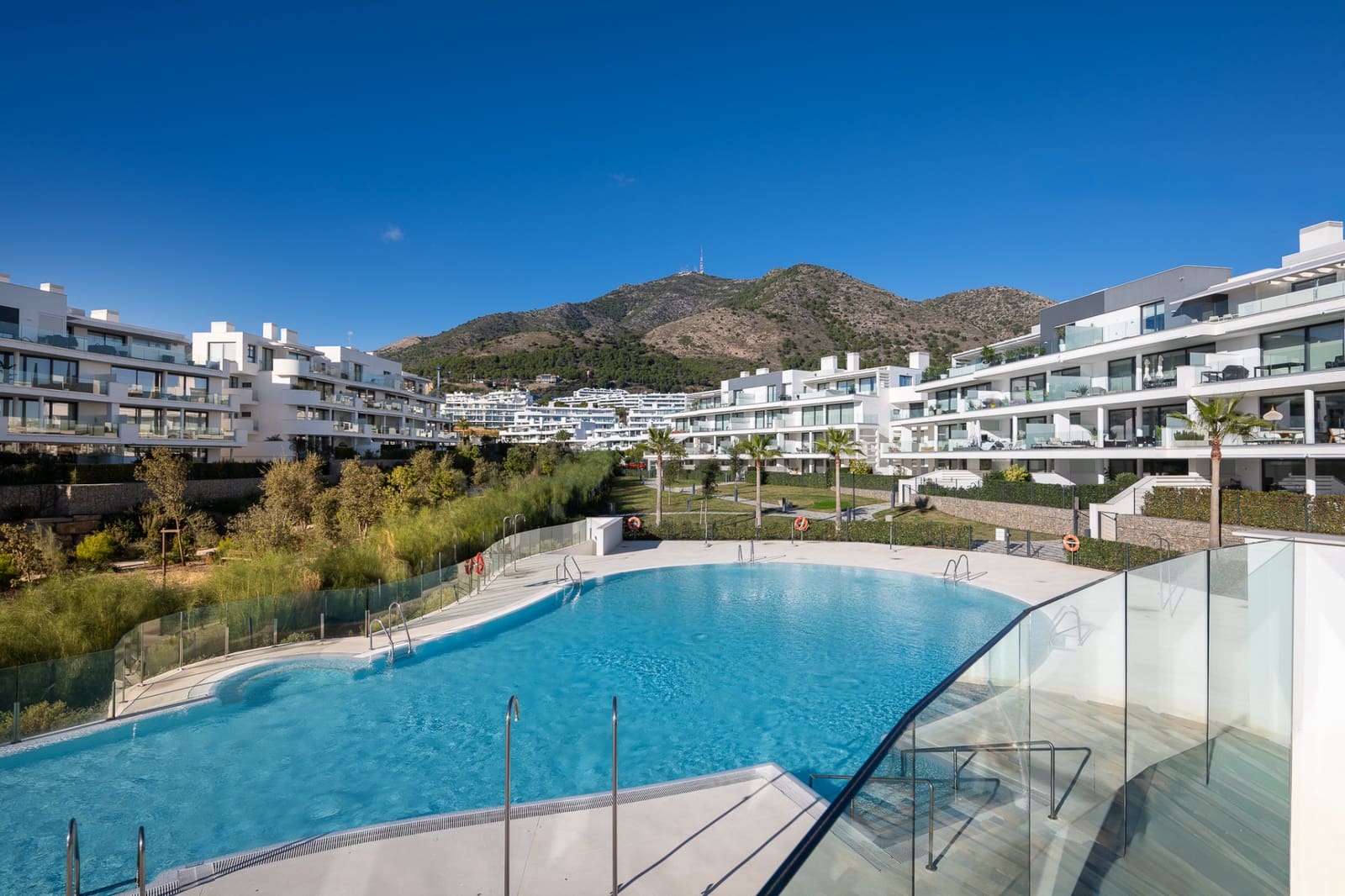 2 bedroom Apartment for sale in Fuengirola with pool garage - € 620,000 (Ref: 9730221)