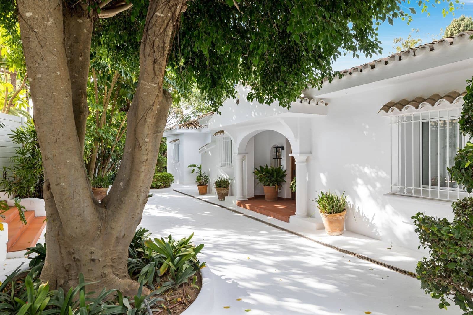 3 sypialnia Willa na sprzedaż w Marbella z basenem garażem - 2 850 000 € (Ref: 9732000)