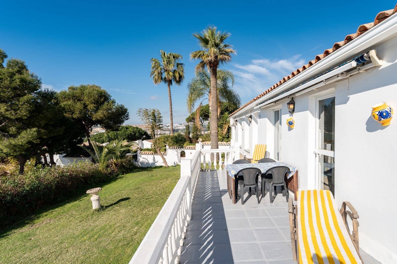 6 bedroom Villa for sale in La Cala de Mijas with pool garage - € 1,695,000 (Ref: 9732001)