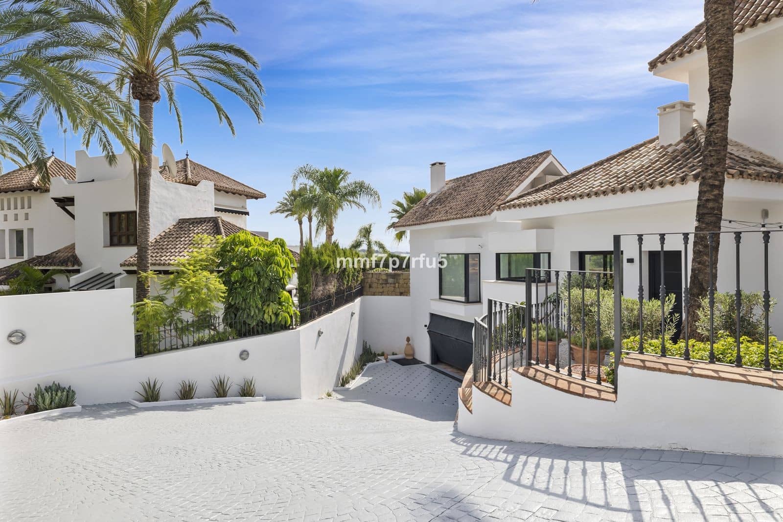 4 makuuhuone Huvila myytävänä paikassa Marbella mukana uima-altaan 
autotalli - 4 100 000 € (Ref: 9732002)