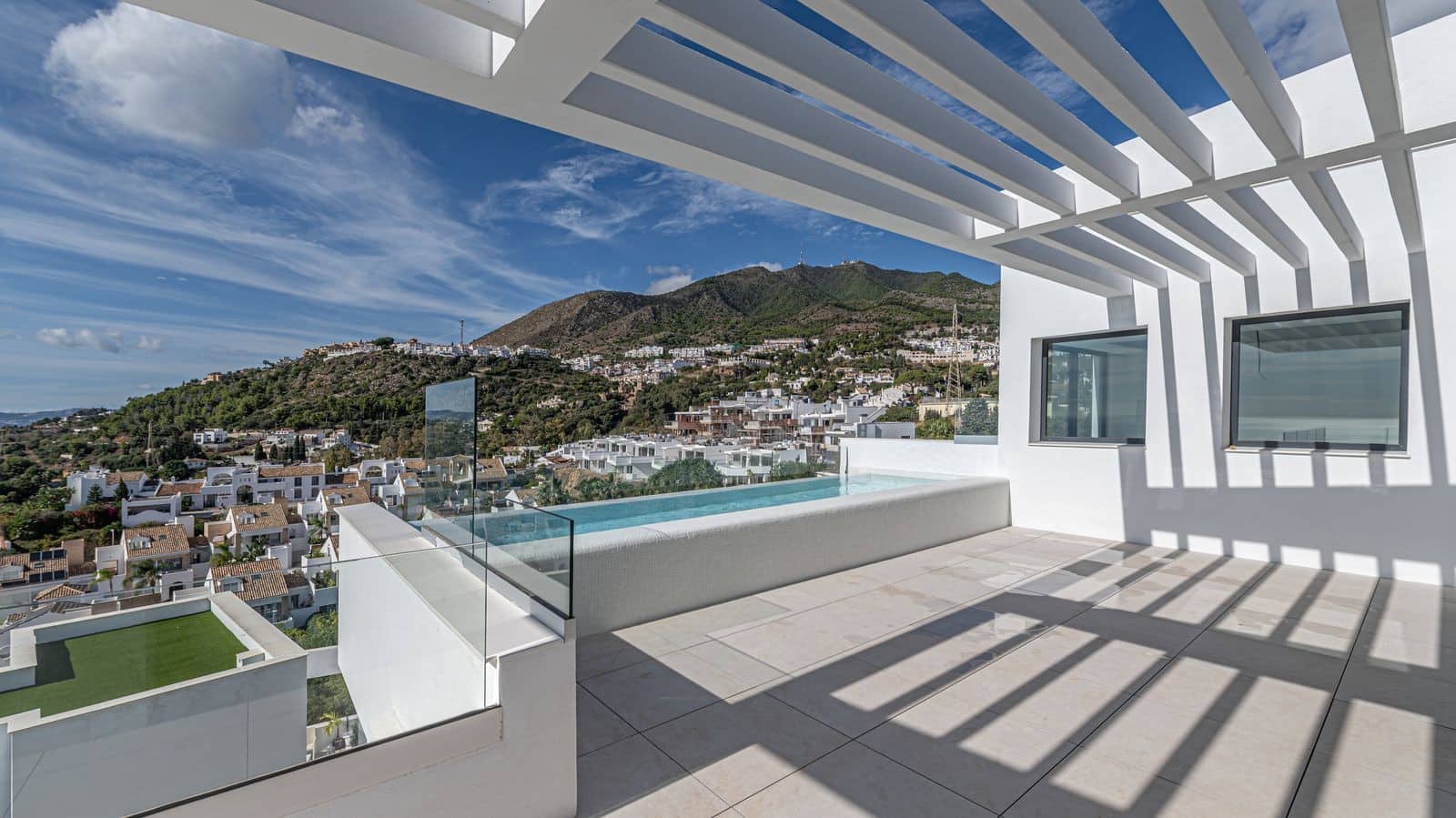 4 bedroom Villa for sale in Benalmadena with pool garage - € 1,899,000 (Ref: 9732004)