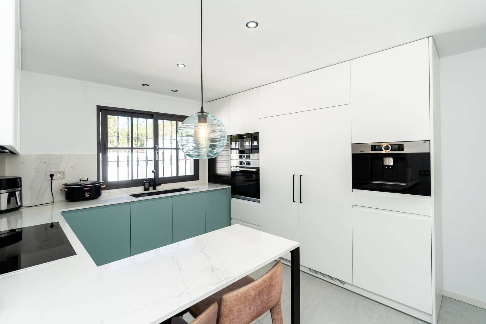 5 soverom Villa til salgs i El Paraiso med svømmebasseng garasje - € 1 600 000 (Ref: 9732006)