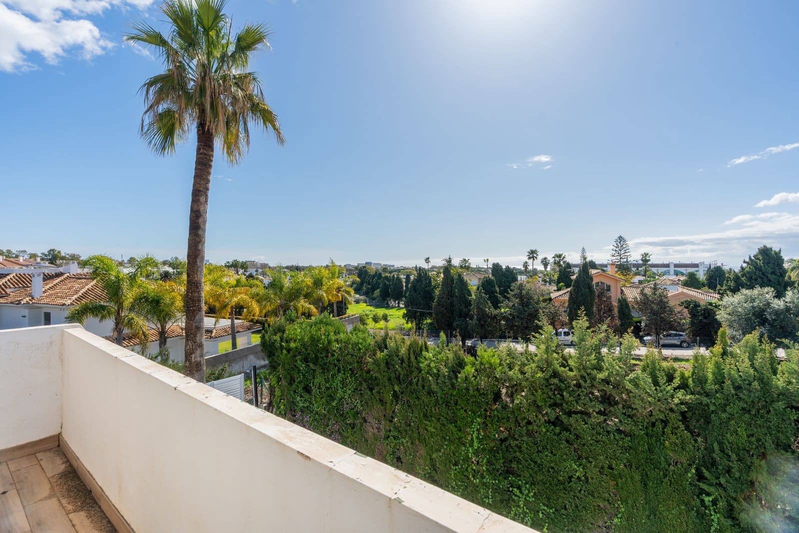 5 soverom Villa til salgs i El Paraiso med svømmebasseng garasje - € 1 600 000 (Ref: 9732006)