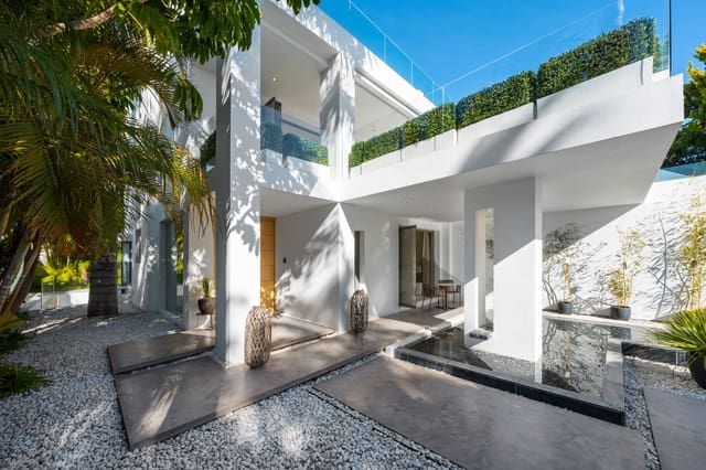 Pareado de 4 habitaciones en Marbella en venta con piscina garaje - 10.900.000 € (Ref: 9735484)
