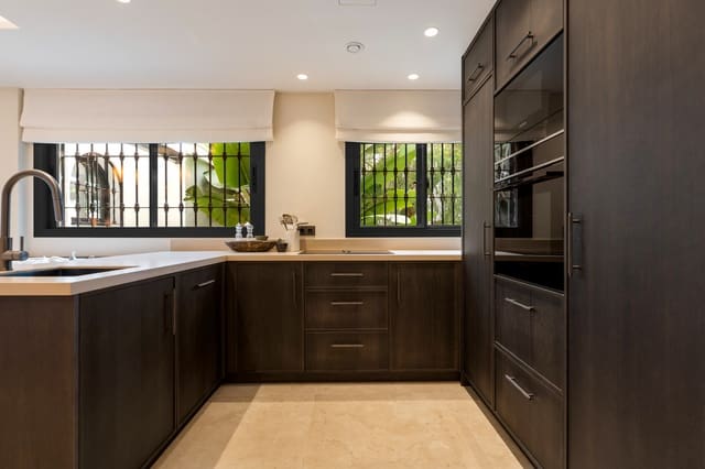 Apartamento de 3 habitaciones en Golden Mile, Marbella en venta con piscina garaje - 1.525.000 € (Ref: 9738459)