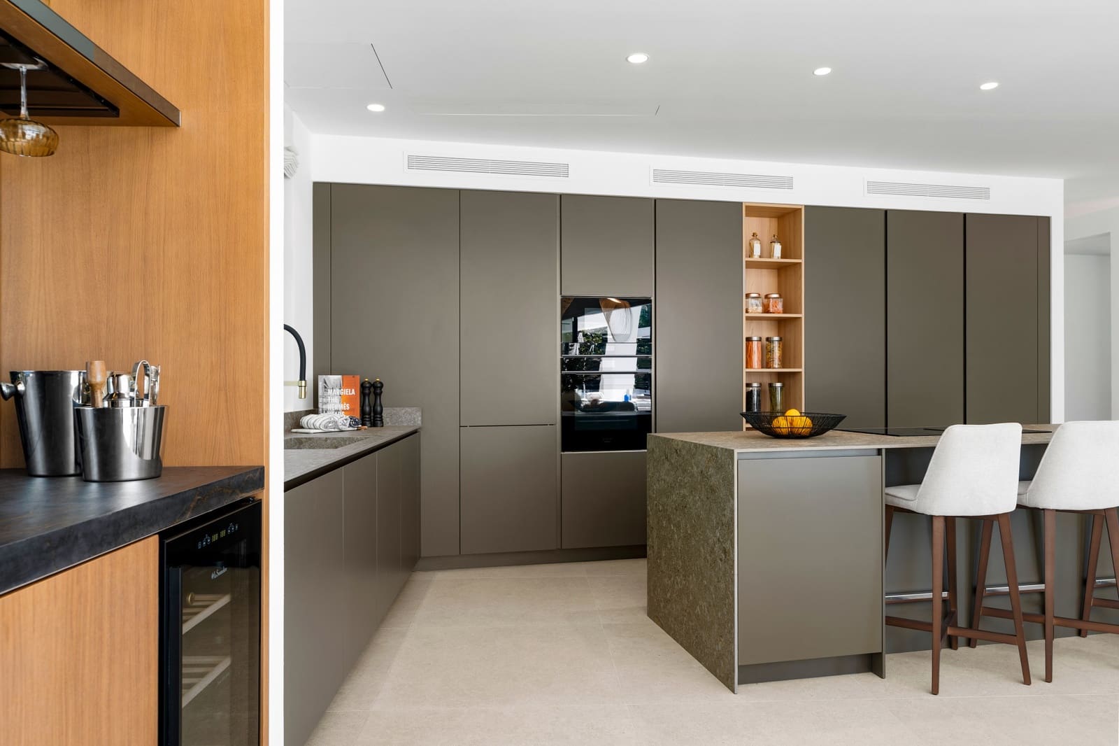 6 bedroom Villa for sale in Nueva Andalucia with pool garage - € 4,445,000 (Ref: 9747005)