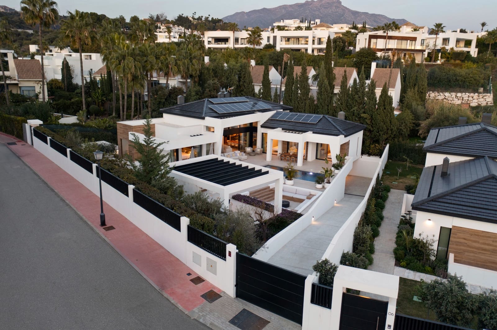 Chalet de 6 habitaciones en Nueva Andalucia en venta con piscina garaje - 4.445.000 € (Ref: 9747005)