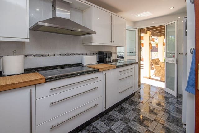 3 sypialnia Willa na sprzedaż w Marbella z basenem garażem - 1 150 000 € (Ref: 9747774)