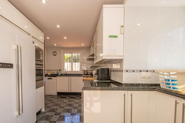 3 sypialnia Willa na sprzedaż w Marbella z basenem garażem - 1 150 000 € (Ref: 9747774)