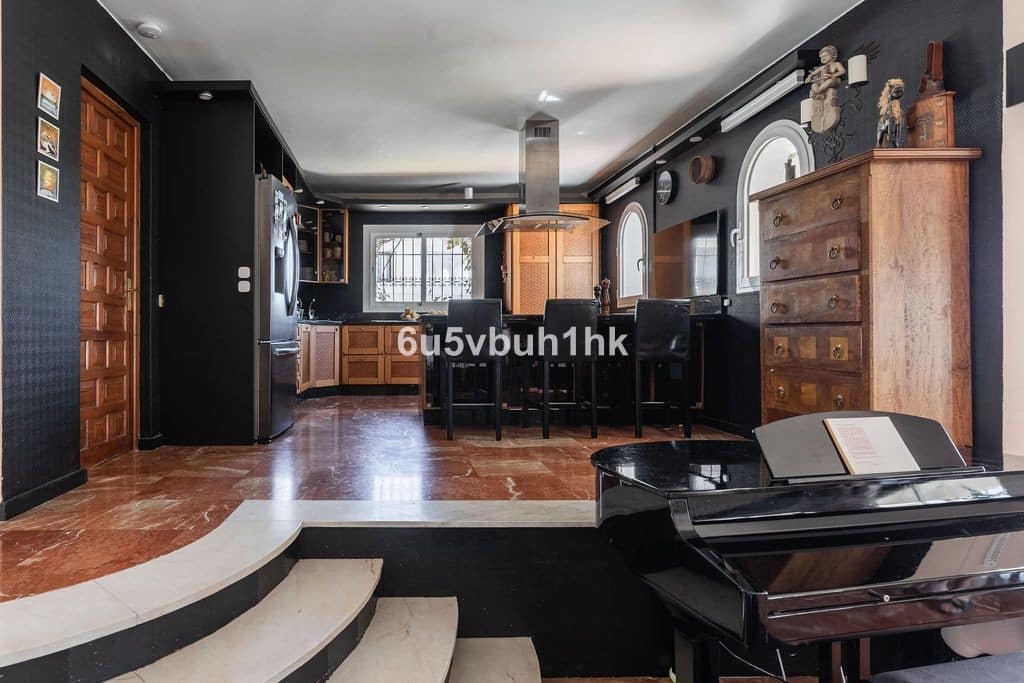 Chalet de 4 habitaciones en Fuengirola en venta con piscina garaje - 1.295.000 € (Ref: 9751902)