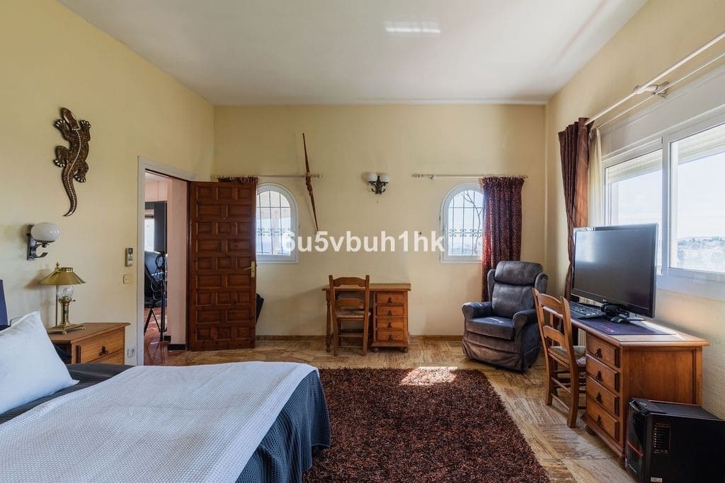 Chalet de 4 habitaciones en Fuengirola en venta con piscina garaje - 1.295.000 € (Ref: 9751902)