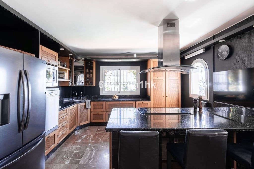 Chalet de 4 habitaciones en Fuengirola en venta con piscina garaje - 1.295.000 € (Ref: 9751902)