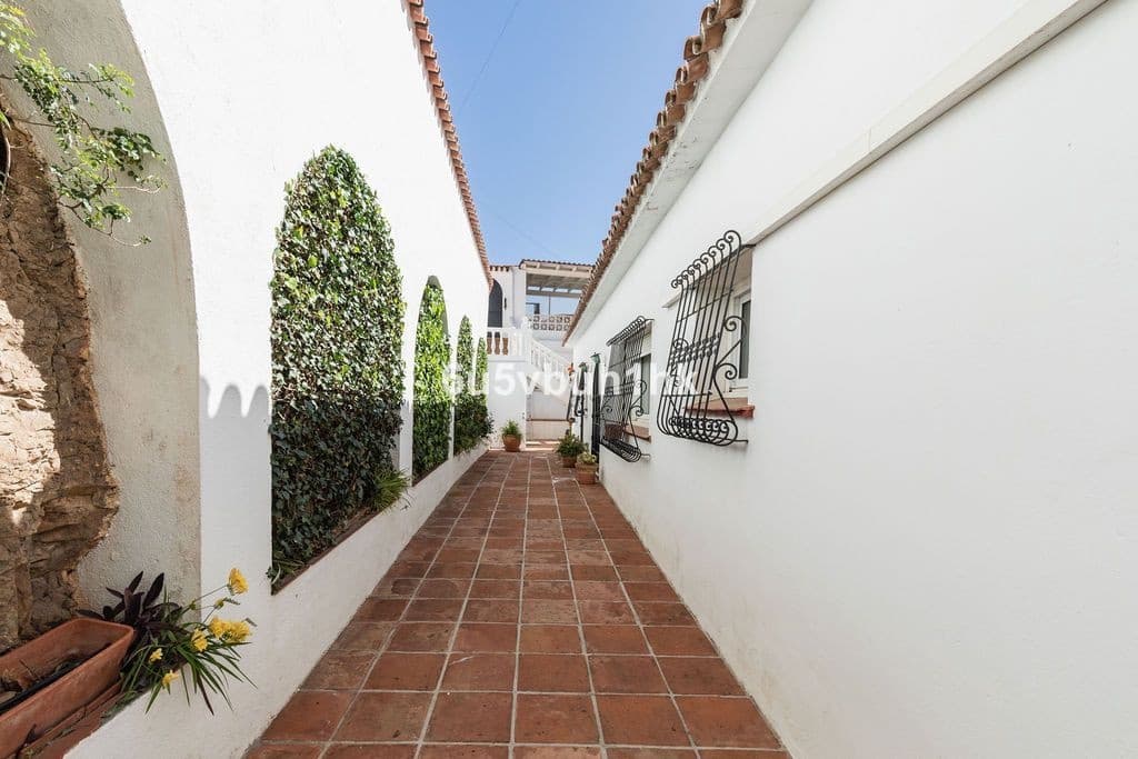 4 soveværelse Villa til salg i Fuengirola med swimmingpool garage - € 1.295.000 (Ref: 9751902)