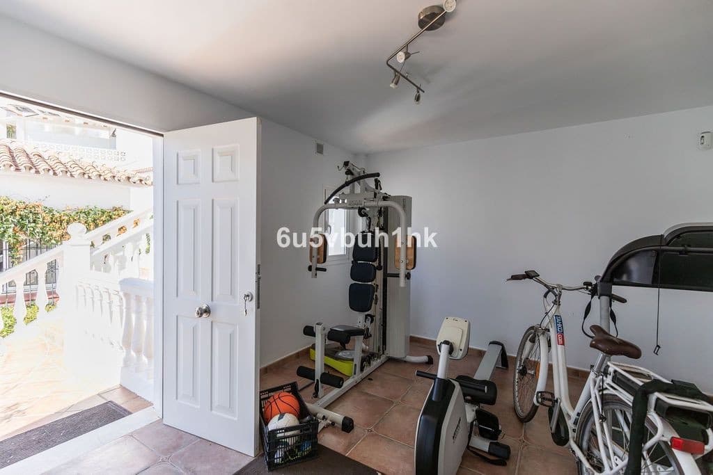 4 soveværelse Villa til salg i Fuengirola med swimmingpool garage - € 1.295.000 (Ref: 9751902)