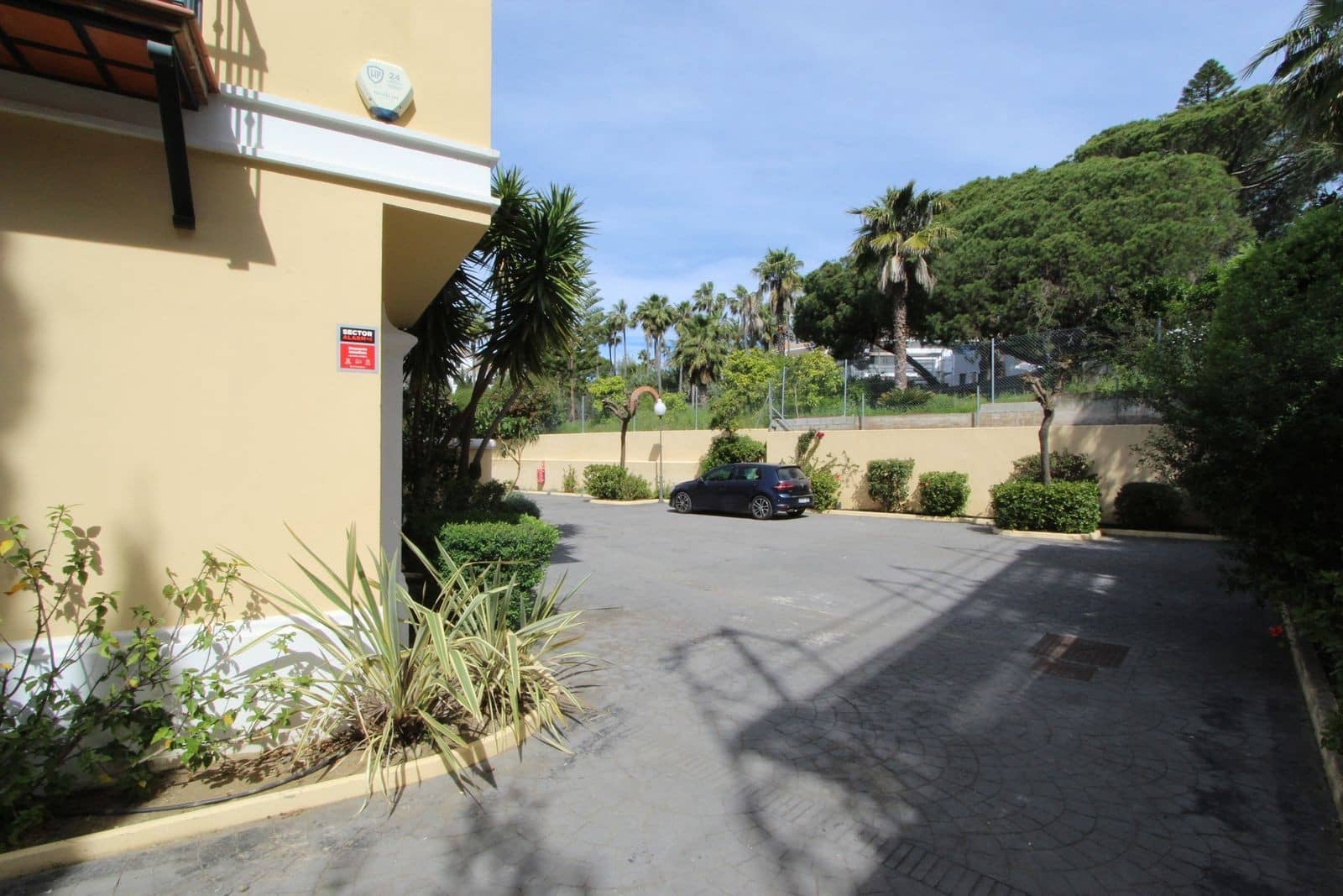 3 bedroom Semi-detached Villa for sale in Marbella with pool garage - € 695,000 (Ref: 9755563)