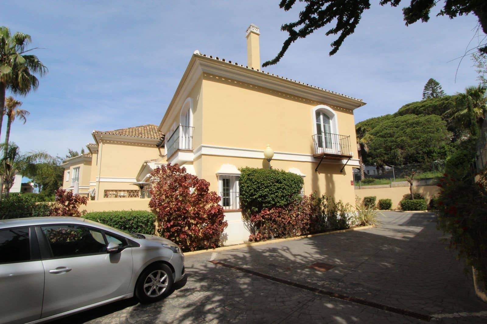 3 bedroom Semi-detached Villa for sale in Marbella with pool garage - € 695,000 (Ref: 9755563)