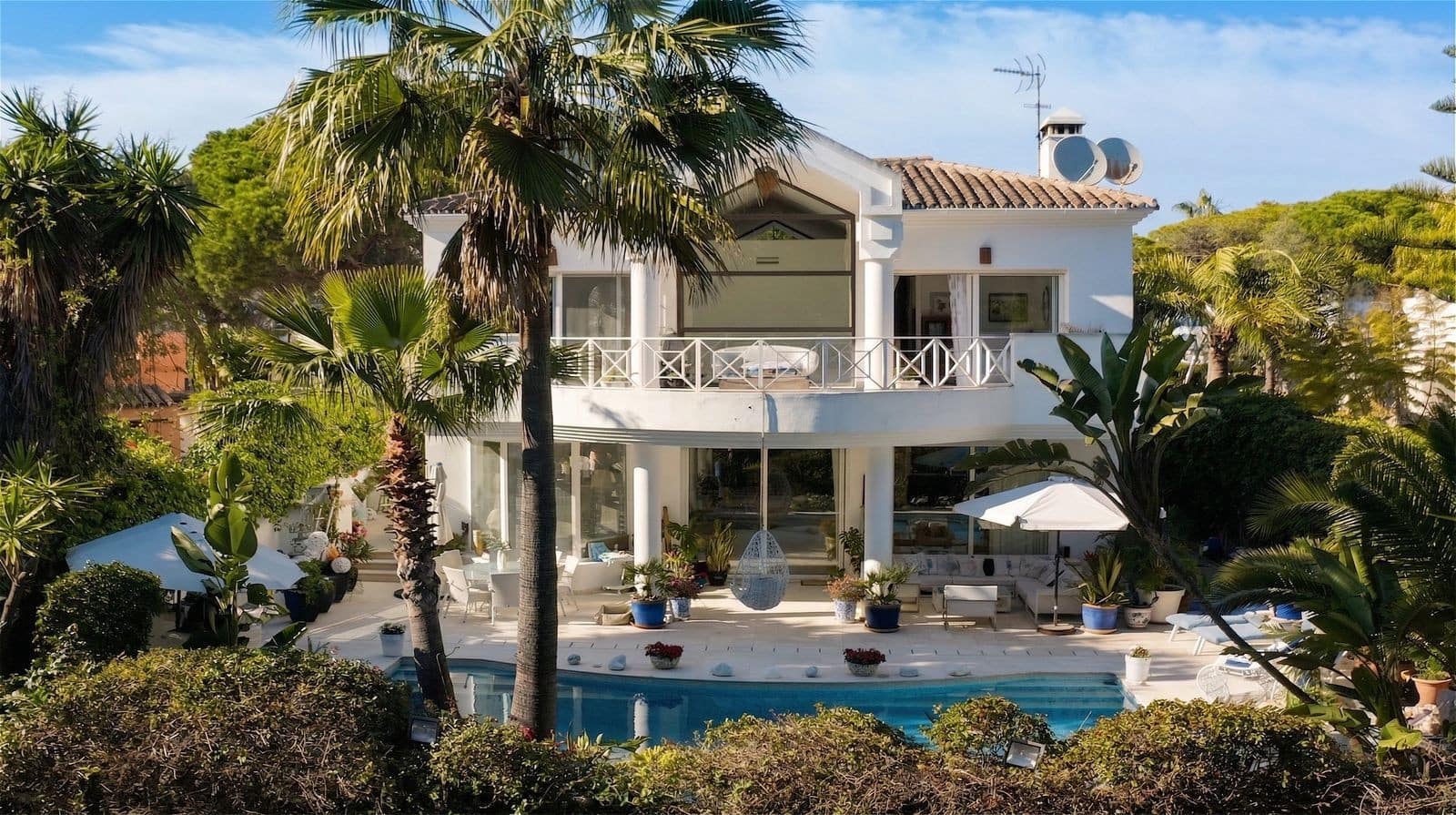 3 bedroom Villa for sale in Estepona with pool garage - € 2,950,000 (Ref: 9772912)