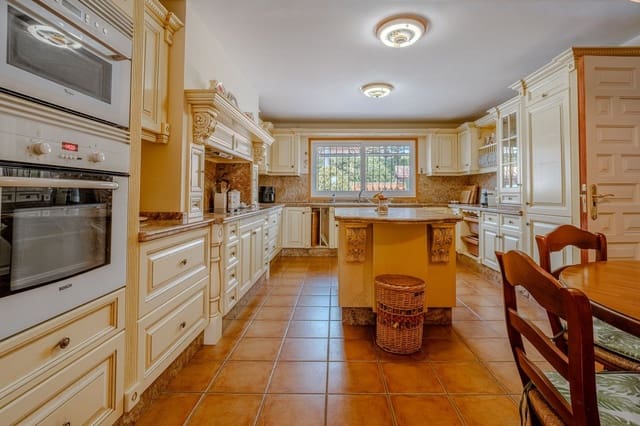5 sypialnia Willa na sprzedaż w El Paraiso, Estepona z basenem garażem - 2 150 000 € (Ref: 9772922)