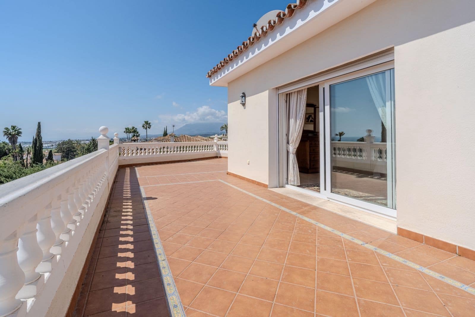 5 sypialnia Willa na sprzedaż w El Paraiso z basenem garażem - 2 150 000 € (Ref: 9772922)