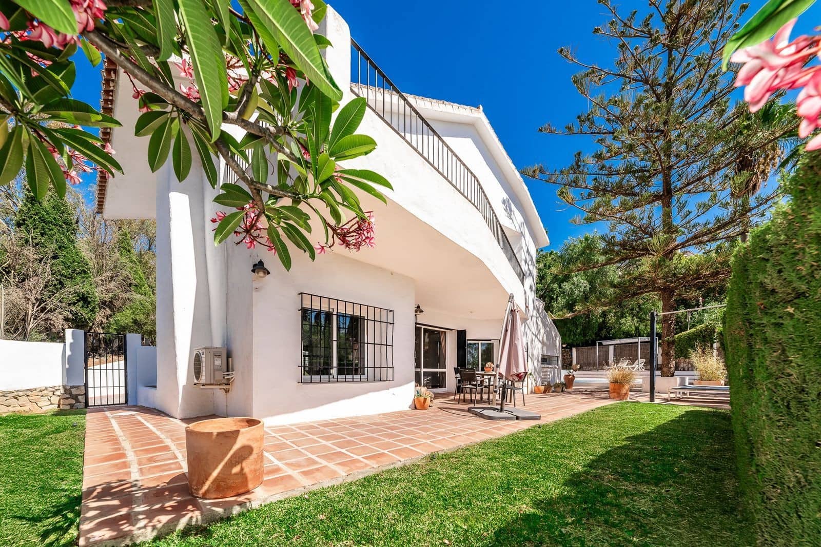 3 soveværelse Villa til salg i Mijas Costa med swimmingpool garage - € 1.100.000 (Ref: 9772923)