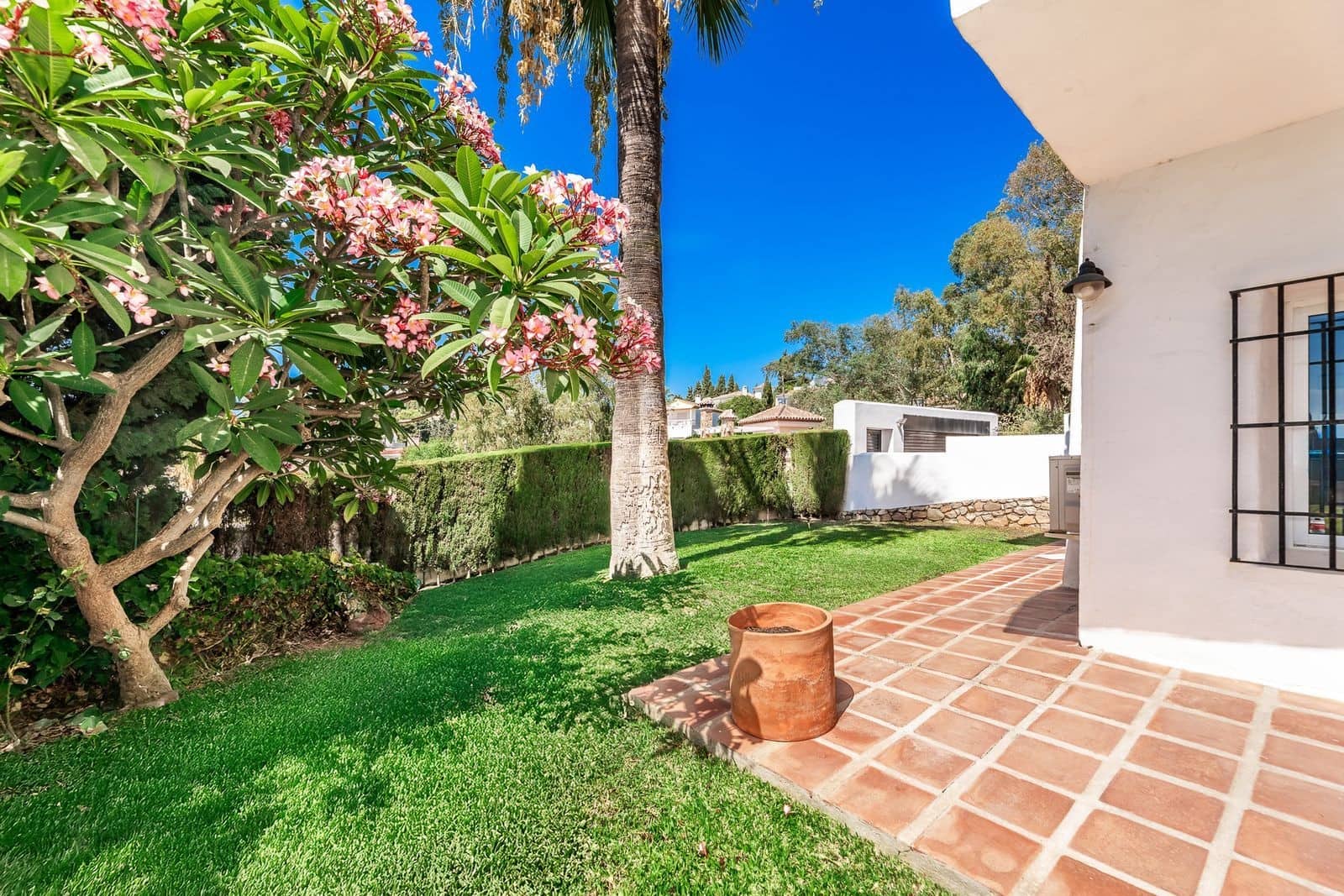 3 soveværelse Villa til salg i Mijas Costa med swimmingpool garage - € 1.100.000 (Ref: 9772923)
