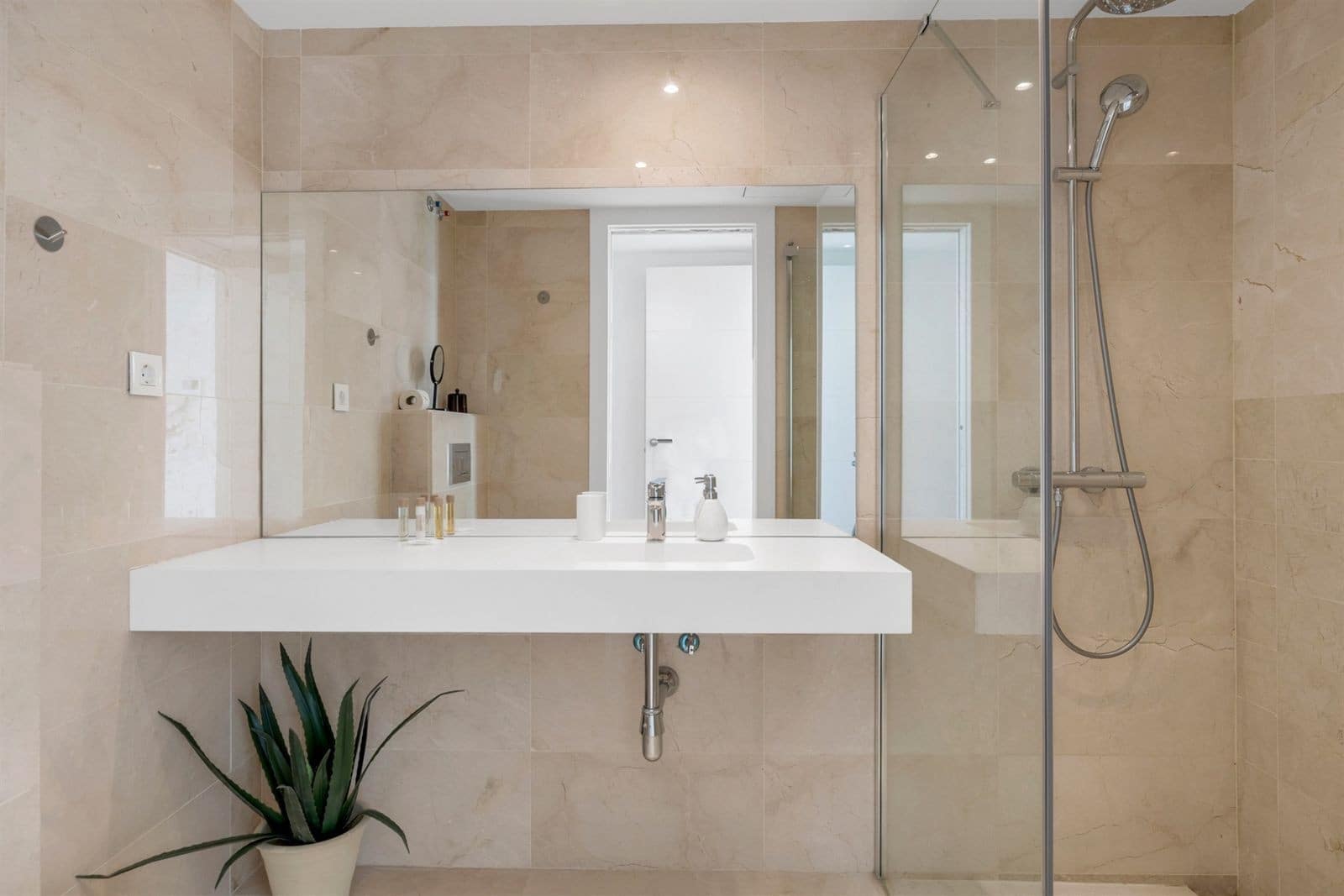 2 makuuhuone Kattohuoneisto myytävänä paikassa Nueva Andalucia mukana uima-altaan 
autotalli - 950 000 € (Ref: 9772925)