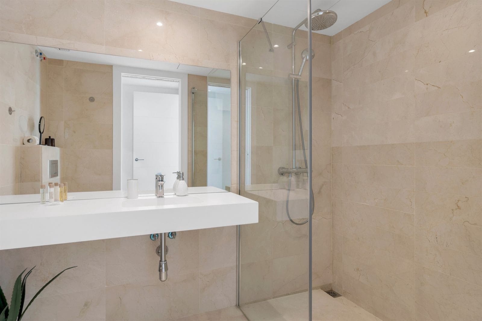 2 makuuhuone Kattohuoneisto myytävänä paikassa Nueva Andalucia mukana uima-altaan 
autotalli - 950 000 € (Ref: 9772925)