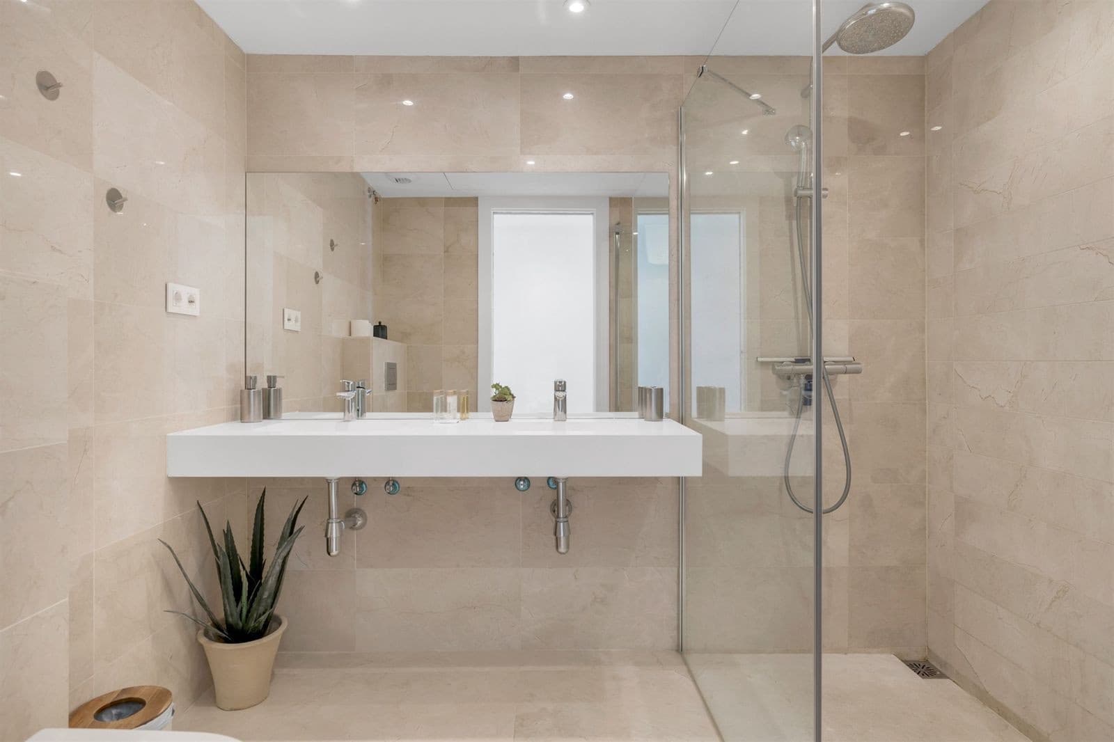 2 makuuhuone Kattohuoneisto myytävänä paikassa Nueva Andalucia mukana uima-altaan 
autotalli - 950 000 € (Ref: 9772925)