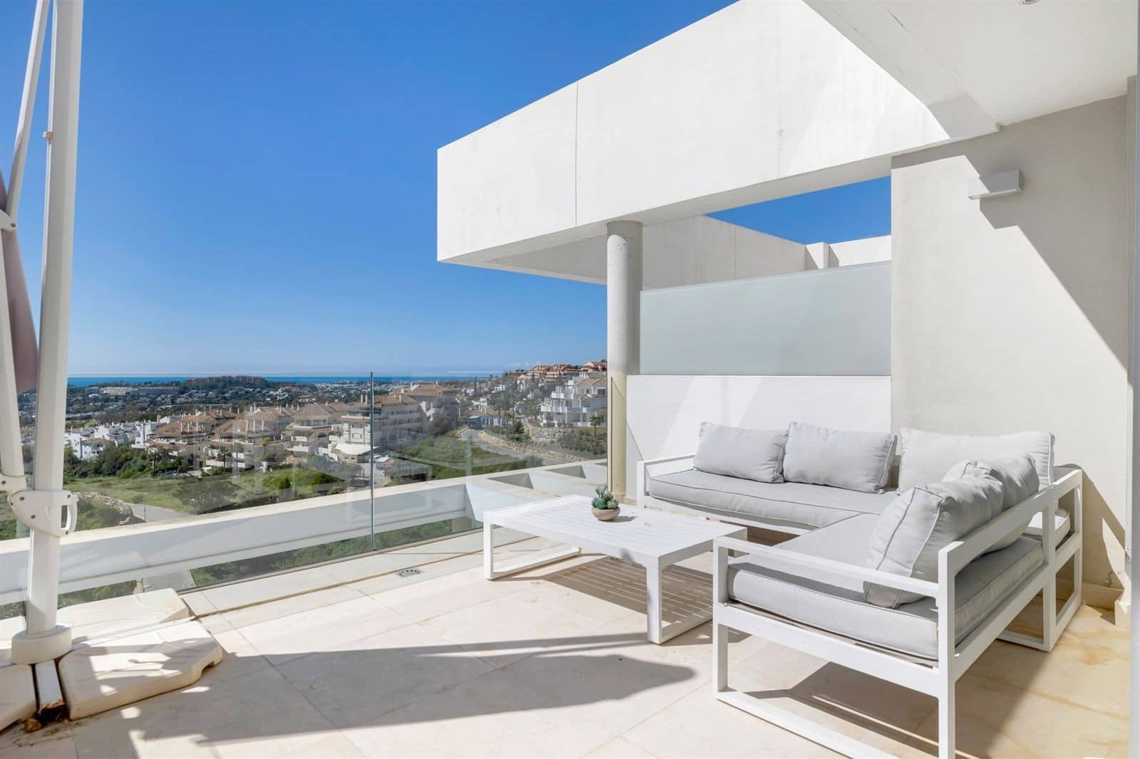 2 makuuhuone Kattohuoneisto myytävänä paikassa Nueva Andalucia mukana uima-altaan 
autotalli - 950 000 € (Ref: 9772925)