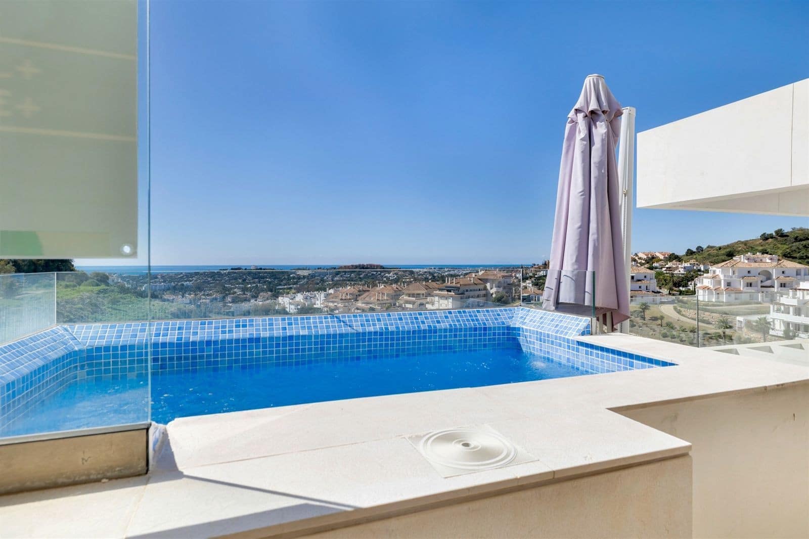 2 makuuhuone Kattohuoneisto myytävänä paikassa Nueva Andalucia mukana uima-altaan 
autotalli - 950 000 € (Ref: 9772925)