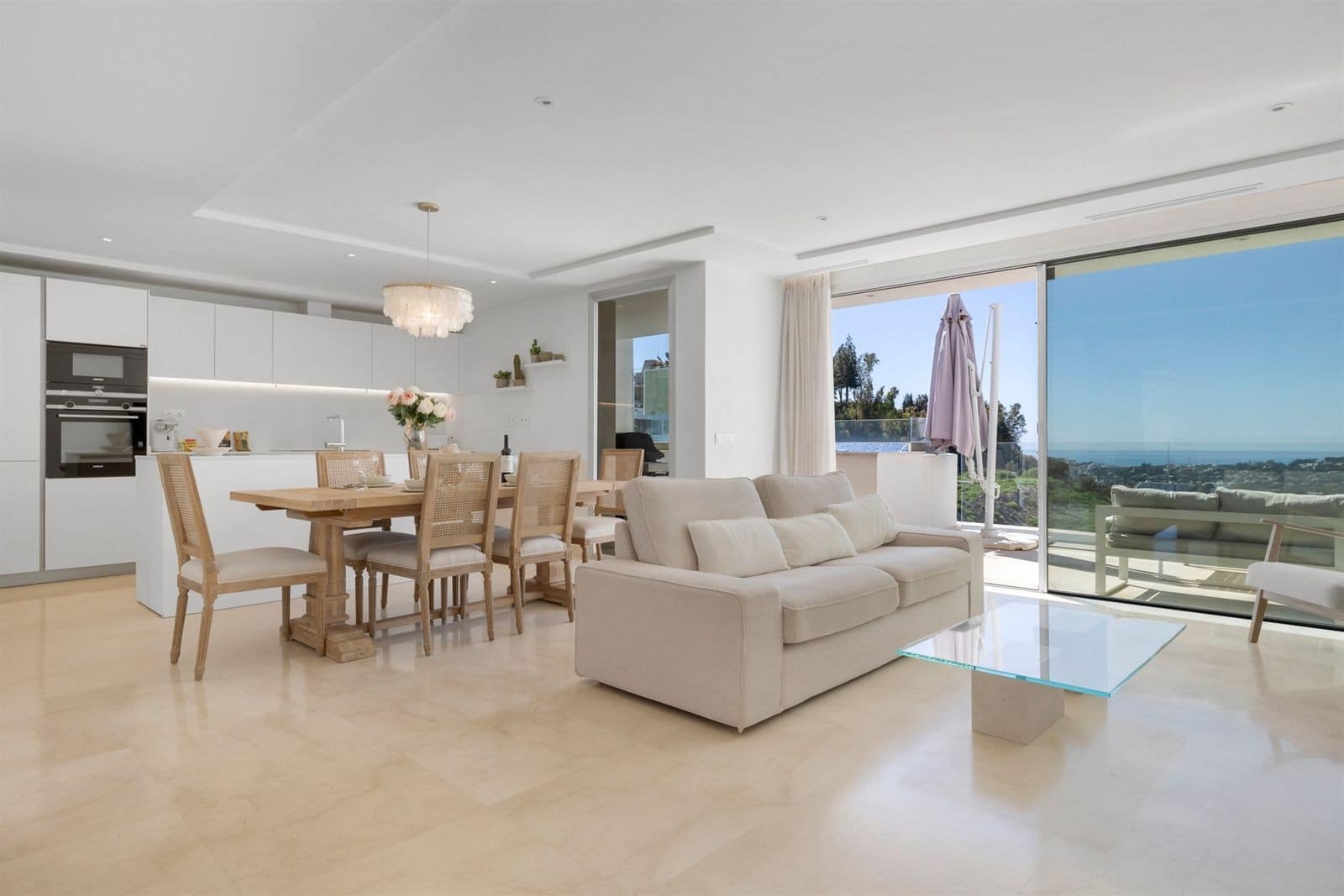 2 slaapkamer Penthouse te koop in Nueva Andalucia met zwembad garage - € 950.000 (Ref: 9772925)
