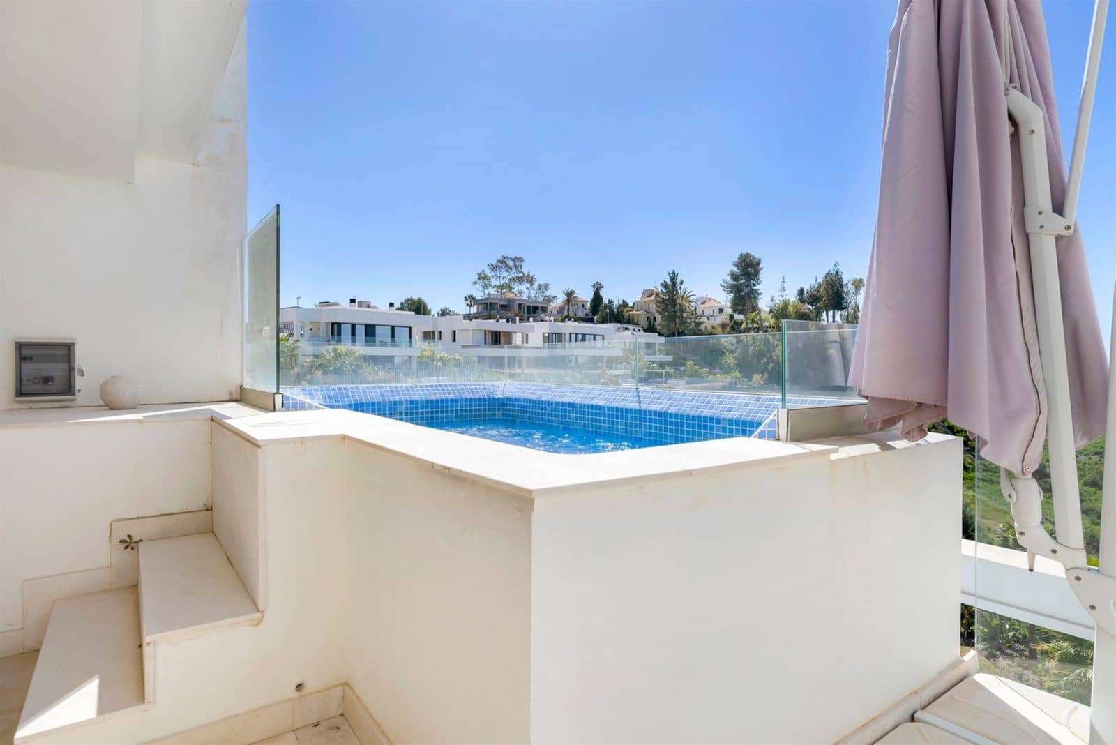2 slaapkamer Penthouse te koop in Nueva Andalucia met zwembad garage - € 950.000 (Ref: 9772925)