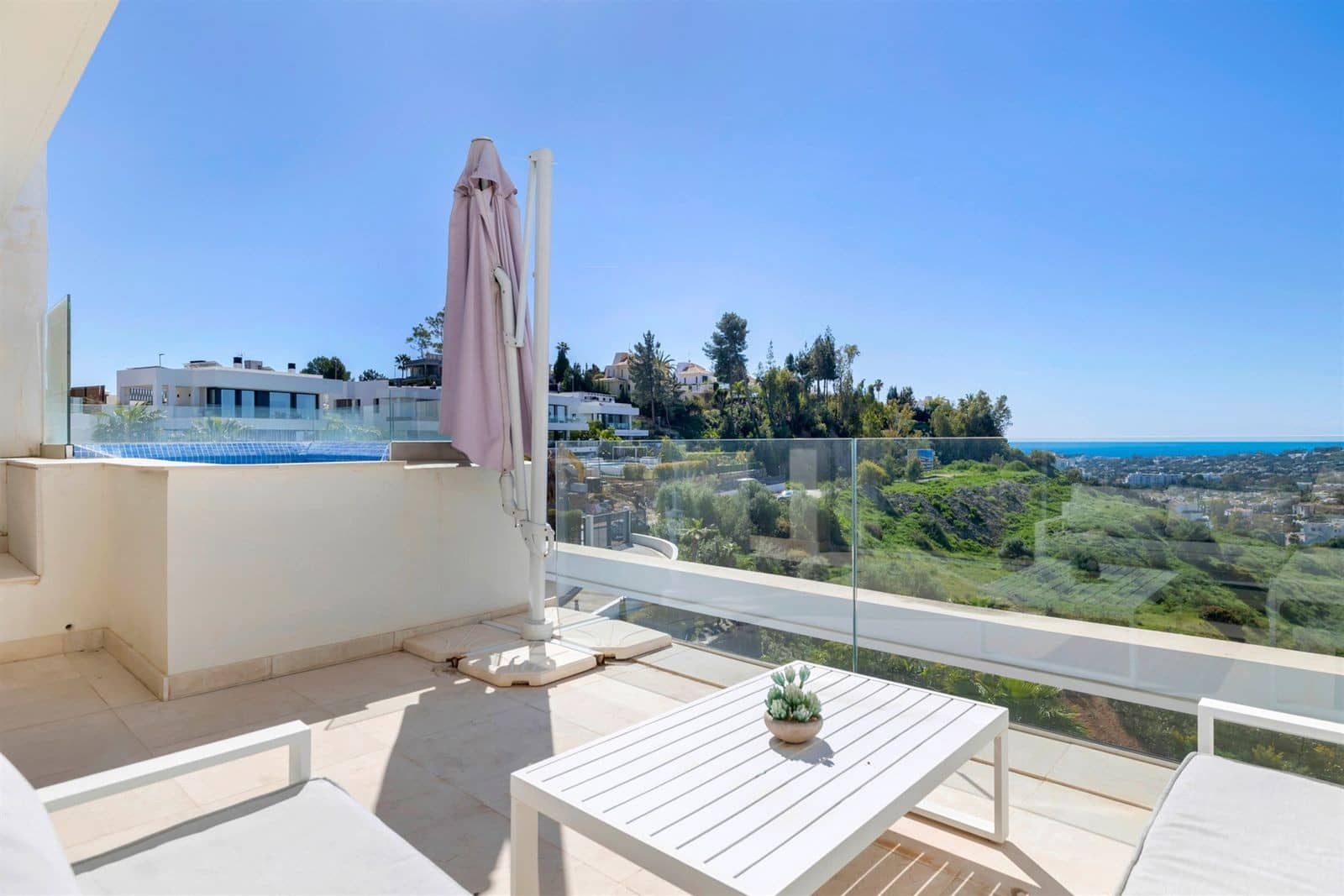 2 slaapkamer Penthouse te koop in Nueva Andalucia met zwembad garage - € 950.000 (Ref: 9772925)