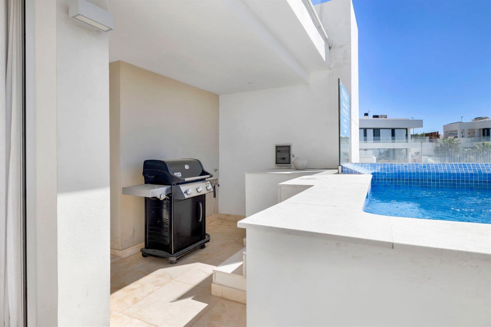 2 slaapkamer Penthouse te koop in Nueva Andalucia met zwembad garage - € 950.000 (Ref: 9772925)