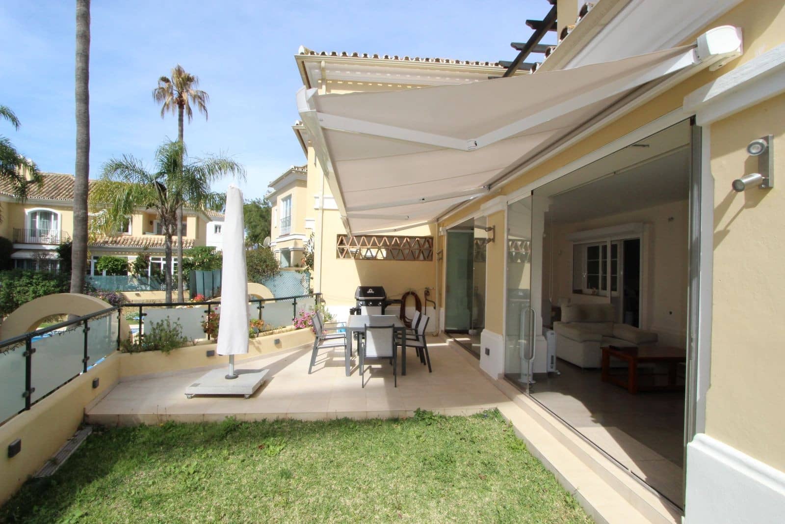 Pareado de 3 habitaciones en Marbella en venta con piscina garaje - 725.000 € (Ref: 9772927)